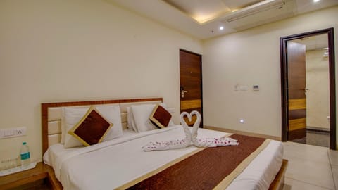 Executive Room, 1 Double Bed | Premium bedding, minibar, in-room safe, desk