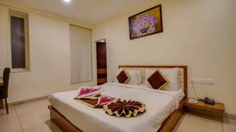 Executive Room, 1 Double Bed | Premium bedding, minibar, in-room safe, desk