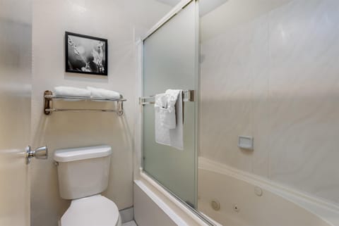 Standard Room, 1 King Bed, Non Smoking, Jetted Tub | Bathroom | Free toiletries, hair dryer, towels, soap