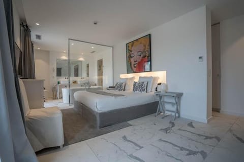 Suite | Minibar, in-room safe, individually decorated, individually furnished