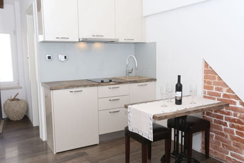 Deluxe Triple Room, 3 Twin Beds | Private kitchen | Shared fridge, microwave, cookware/dishes/utensils