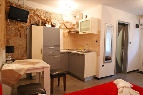 Deluxe Studio Suite | Private kitchen | Shared fridge, microwave, cookware/dishes/utensils