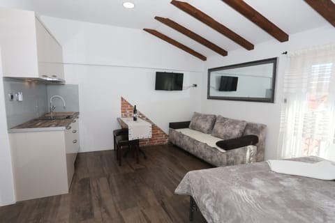 Deluxe Triple Room, 3 Twin Beds | Private kitchen | Shared fridge, microwave, cookware/dishes/utensils