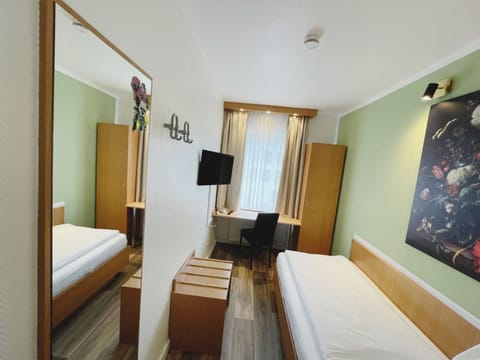 Single Room | Desk, blackout drapes, free WiFi, bed sheets