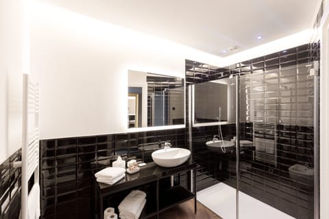 Suite con Terrazza vista lago | Bathroom | Shower, rainfall showerhead, hair dryer, bidet