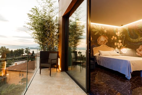 Minibar, in-room safe, desk, iron/ironing board