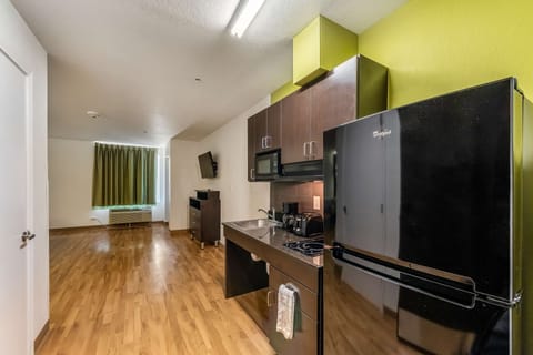 Full-size fridge, microwave, stovetop, coffee/tea maker