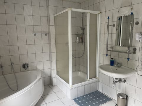 Comfort Double Room | Bathroom | Shower, hair dryer, towels