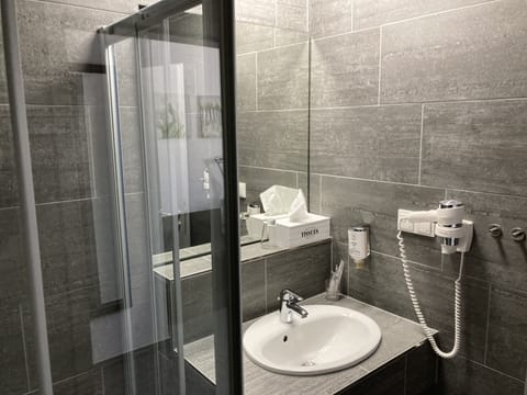 Standard Single Room | Bathroom | Shower, free toiletries, hair dryer, towels