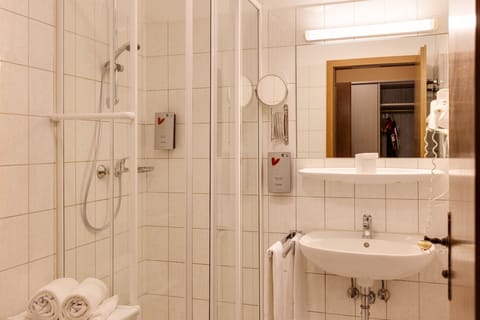 Comfort Single Room, 1 Twin Bed, Non Smoking | Hypo-allergenic bedding, minibar, in-room safe, desk