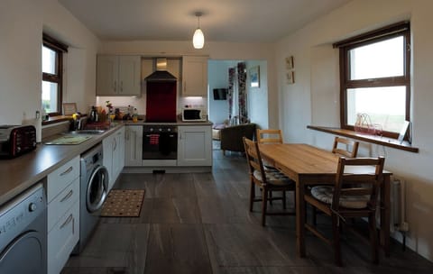 Traditional Cottage, 1 King Bed, Ocean View | Private kitchen | Fridge, microwave, oven, dishwasher