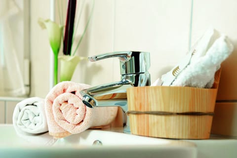 Double Room | Bathroom | Shower, free toiletries, hair dryer, towels