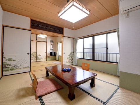 Family Room | Desk, free WiFi, bed sheets
