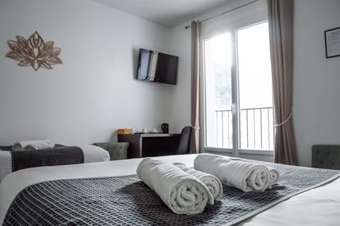 Triple Room | Desk, soundproofing, iron/ironing board, free cribs/infant beds