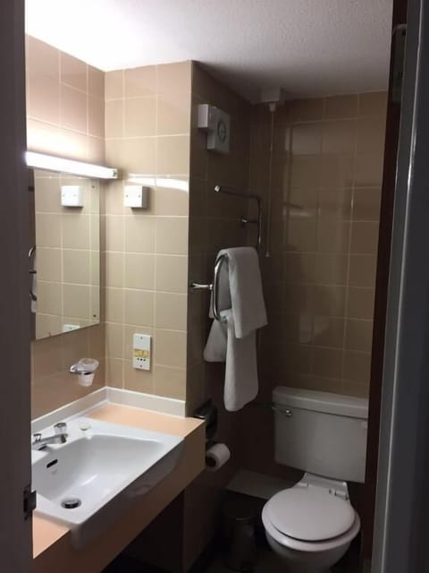Single Room | Bathroom | Combined shower/tub, hair dryer, towels