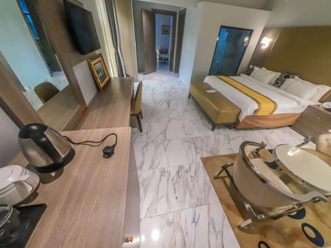 1 bedroom, Egyptian cotton sheets, premium bedding, down comforters