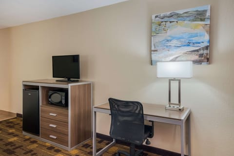 Standard Room, 1 Queen Bed, Non Smoking, Refrigerator & Microwave | Blackout drapes, iron/ironing board, WiFi, bed sheets