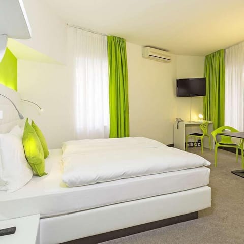 Deluxe Room with King Bed, accessible by the elevator | Premium bedding, down comforters, in-room safe, desk