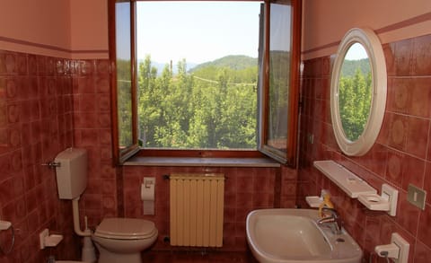 Quadruple Room | Bathroom | Bidet, towels