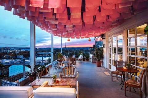 3 restaurants; breakfast, dinner, and brunch served