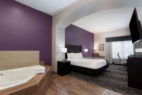 Deluxe Studio Suite, 1 King Bed | Premium bedding, in-room safe, desk, soundproofing