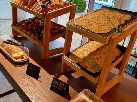 Daily buffet breakfast (EUR 11 per person)