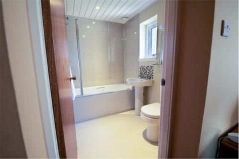 Twin Room | Bathroom | Rainfall showerhead, free toiletries, towels, soap