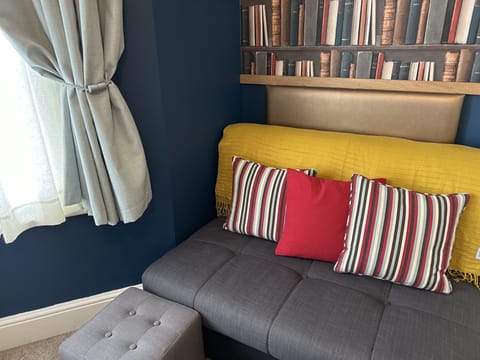 Family Room | Hypo-allergenic bedding, desk, blackout drapes, free WiFi