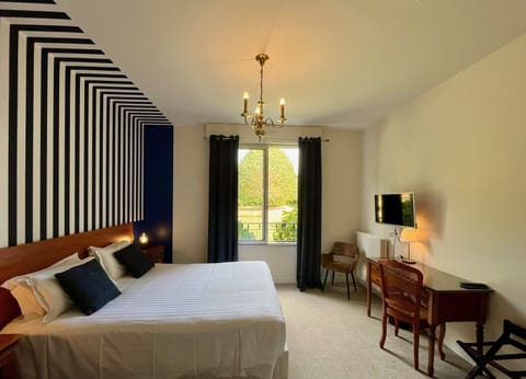 Chambre Superieure | Individually decorated, desk, laptop workspace, blackout drapes