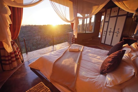 Honeymoon Suite | Desk, WiFi (free), bed sheets