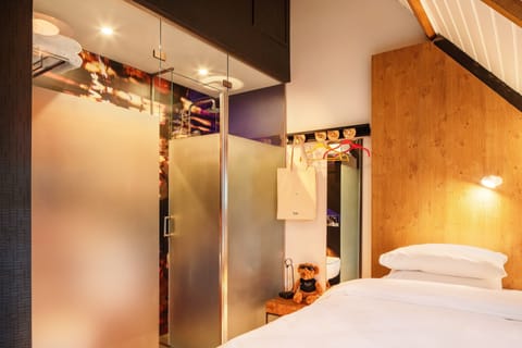 EPIC BUNK ROOM | Hypo-allergenic bedding, in-room safe, iron/ironing board, free WiFi