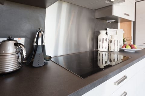 Deluxe House, 4 Bedrooms, Non Smoking, Golf View | Private kitchen | Fridge, microwave, oven, stovetop