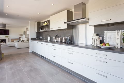 Deluxe House, 4 Bedrooms, Non Smoking, Golf View | Private kitchen | Fridge, microwave, oven, stovetop