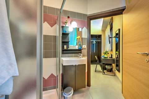 Classic Double Room | Bathroom | Shower, free toiletries, hair dryer, bidet