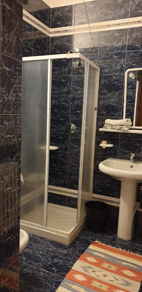 Shower, rainfall showerhead, free toiletries, bathrobes