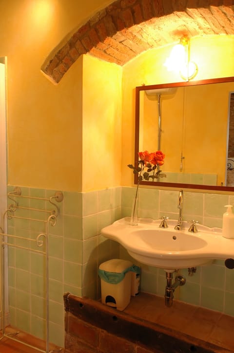 House, 5 Bedrooms | Bathroom | Free toiletries, hair dryer