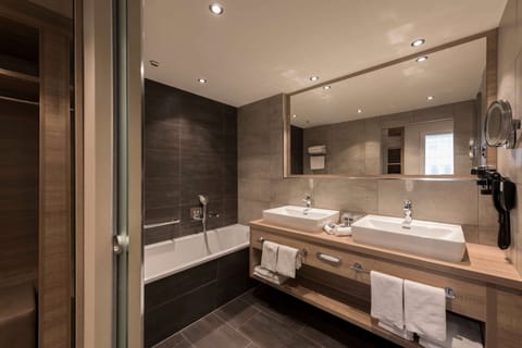 Business Suite, 1 King Bed with Sofa bed (1-3 Persons) | Bathroom | Combined shower/tub, free toiletries, hair dryer, towels