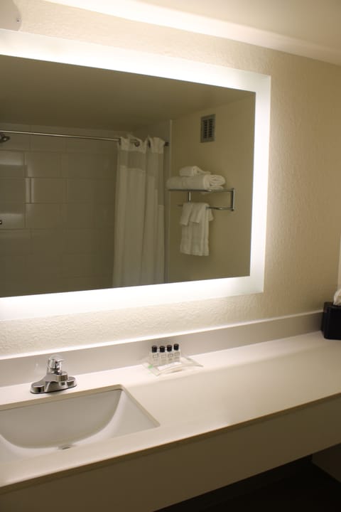 Combined shower/tub, free toiletries, hair dryer, towels