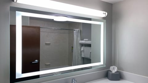 Combined shower/tub, rainfall showerhead, designer toiletries