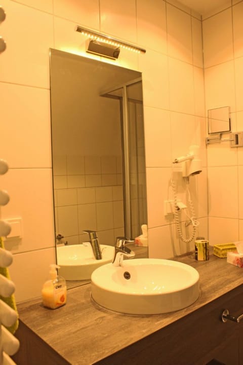 Apartment | Bathroom | Shower, hair dryer, towels