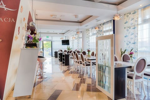 Breakfast, lunch, dinner served; local and international cuisine 