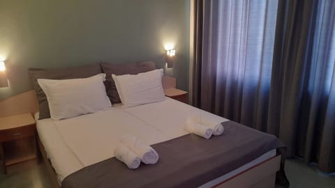Comfort Suite, 1 Bedroom | Desk, iron/ironing board, free WiFi, bed sheets