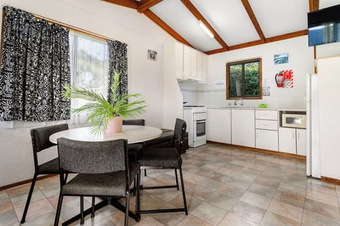 2 Bedroom Motel (Sleeps 6)  | Private kitchenette