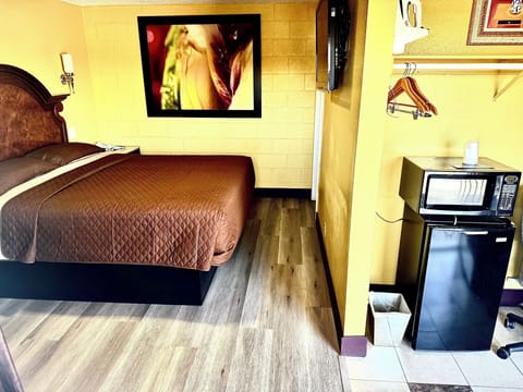 Basic Single Room, 1 King Bed | Desk, blackout drapes, iron/ironing board, WiFi (free)