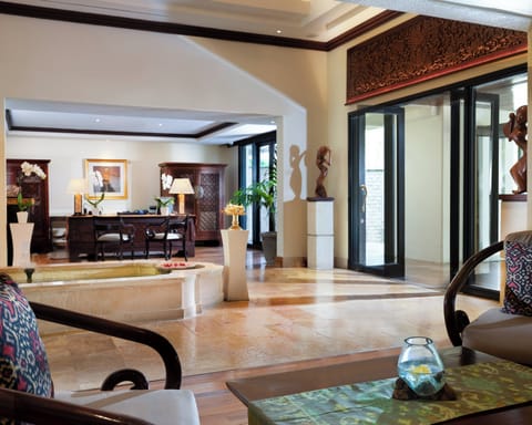 2 bars/lounges, poolside bar, beach bar