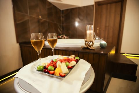 Couples treatment rooms, sauna, hot tub, steam room, Turkish bath