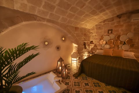 Romantic Double Room, 1 Queen Bed, Private Bathroom | Blackout drapes, free WiFi, bed sheets