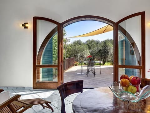 Villa, 5 Bedrooms | In-room dining