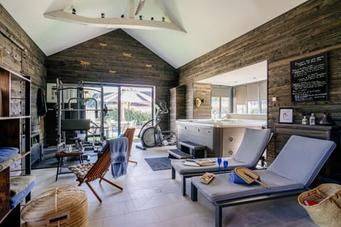 Sauna, hot tub