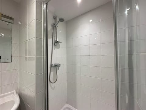 Standard Single Room | Bathroom | Shower, free toiletries, hair dryer, towels